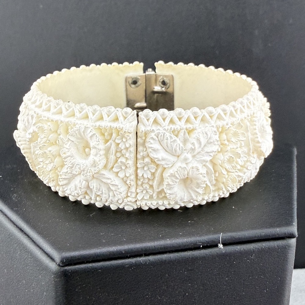 Vintage‎ Molded Celluloid Bracelet White Floral Hinged Bangle 6.5"